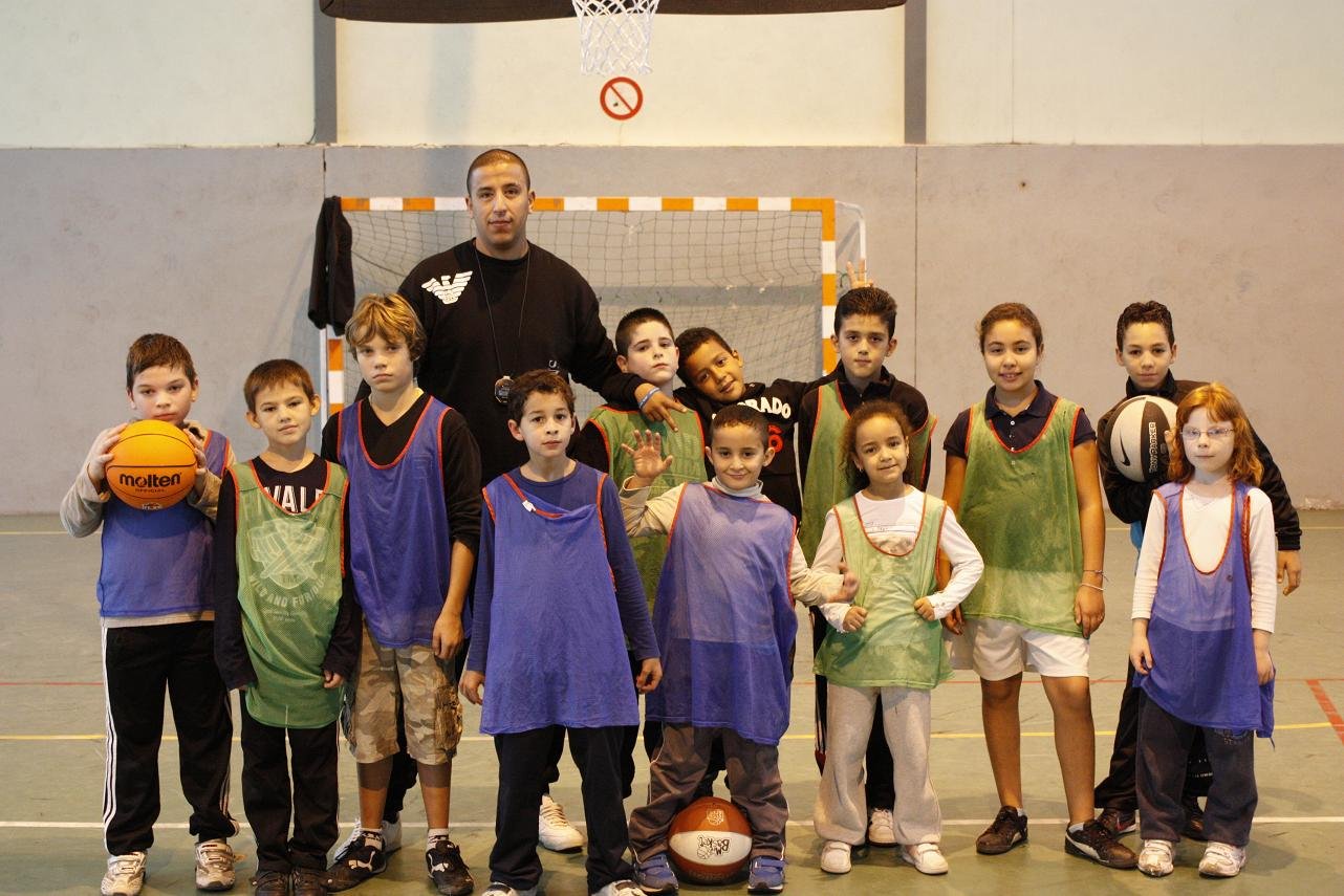 Séance de basket au gymnase du ROC avec coach Saïd groupe des petits